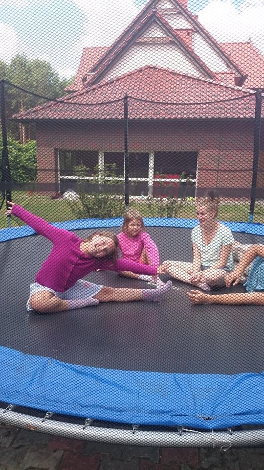 kolonie zielone szkoły zabawa dzieci na trampolinie