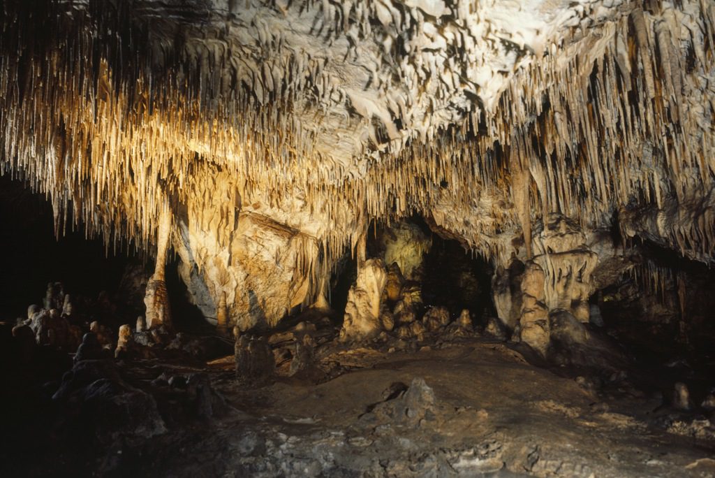 Jaskinia raj jeden z najważniejszych  Atrakcje W Górach Świętokrzyskich